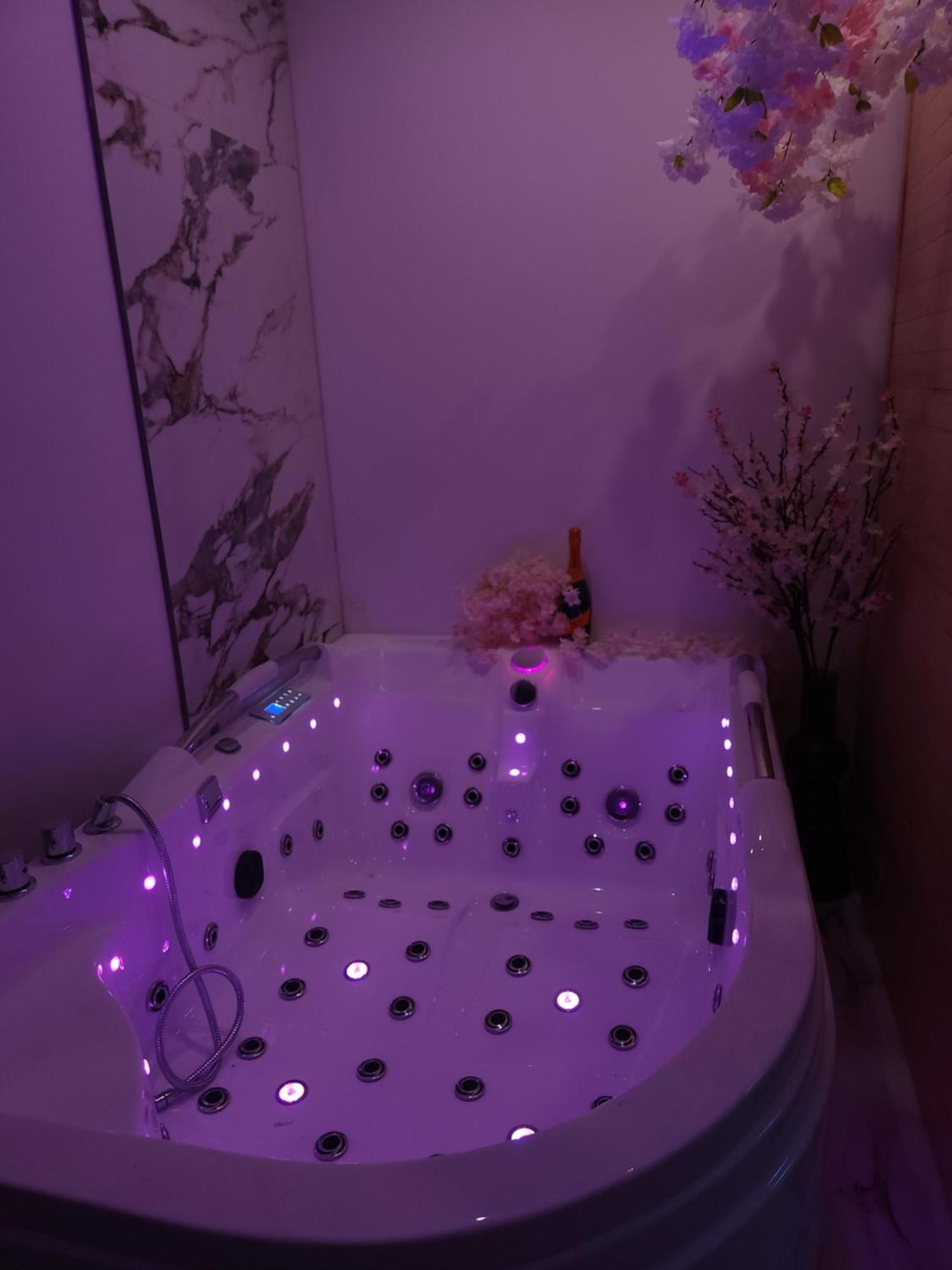 New In Gdansk! Red Room In The Heart Of Gdansk - Bdsm - With A Luxury Jacuzzi And Access To A Sauna ภายนอก รูปภาพ